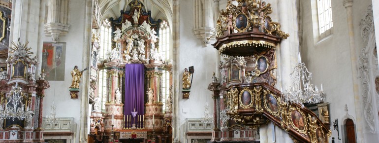 In the interior of the cathedral there are several altars, which are artistically designed.
