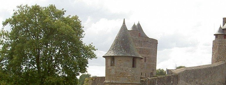 Path on top of the walls of the castle