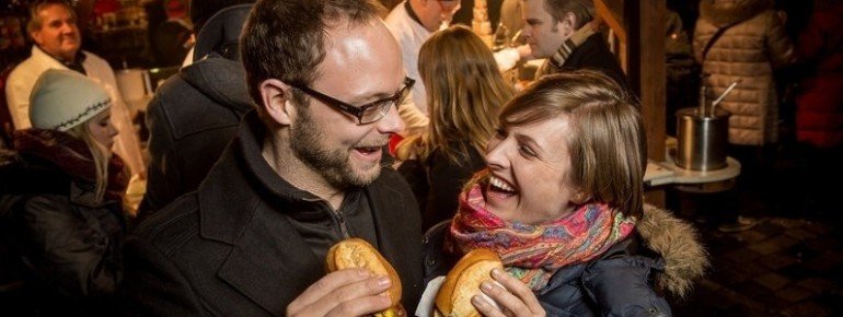 Nuremberg's famous "Rostbratwürstchen" can't be missing at the Christkindlesmarkt