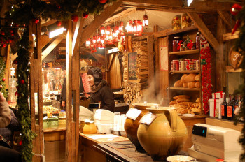 Numerous regional treats are sold at the Christmas market.