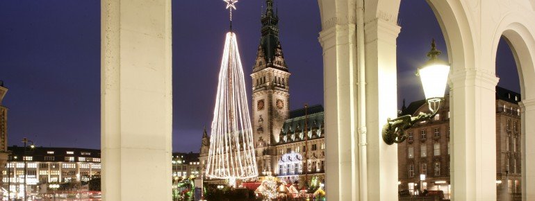 The market is located right in front of he city hall.