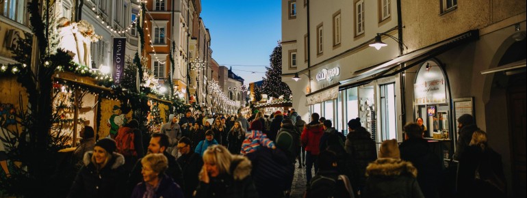 The Christmas market in the city center of Rosenheim.