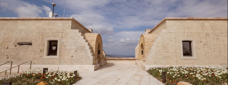 Within the fortress walls, a public park of over 6,000 square metres was created with walkways, ornamental gardens and panoramic terraces.