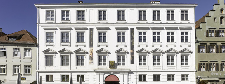 The city residence is immediately recognisable in the old town by its classicist façade.