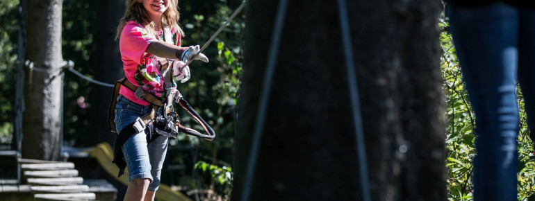 Even beginners can balance safely over the hurdles in the climbing forest.