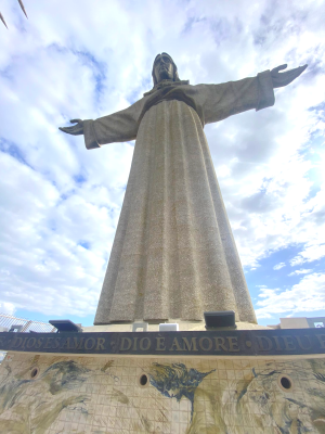 The statue resembles Cristo Redentor in Rio de Janeiro.