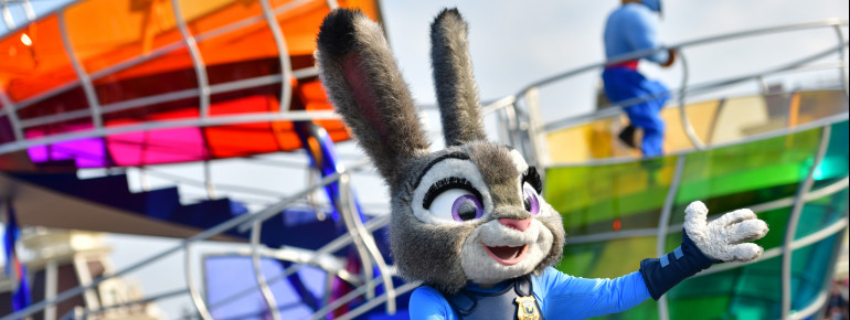 Disneyland enchants young and old with many loving details in the park.