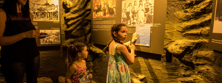 In the dragon's cave, the little guests can solve a dragon puzzle.