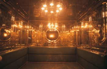 The original elevator from 1938 has been equipped with a modern drive, yet it retains its historical appearance in full.