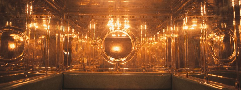 The original elevator from 1938 has been equipped with a modern drive, yet it retains its historical appearance in full.