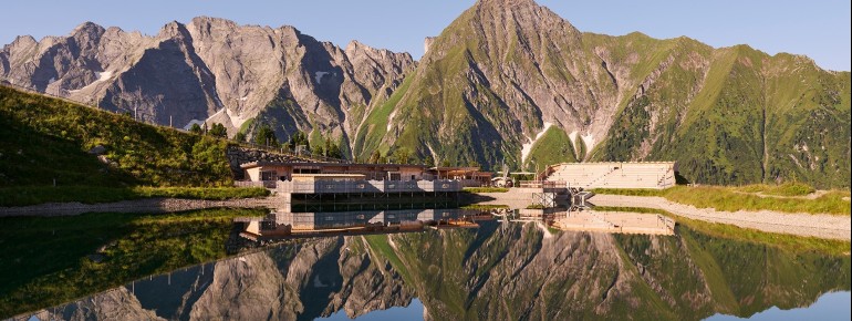 The AdlerBühne is located directly at the Filzen reservoir.