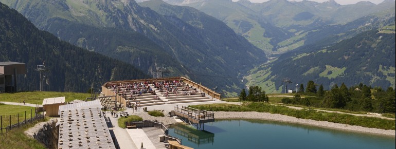 Around the Filzen reservoir, visitors can enjoy nature, panoramic views and exciting insights into falconry.