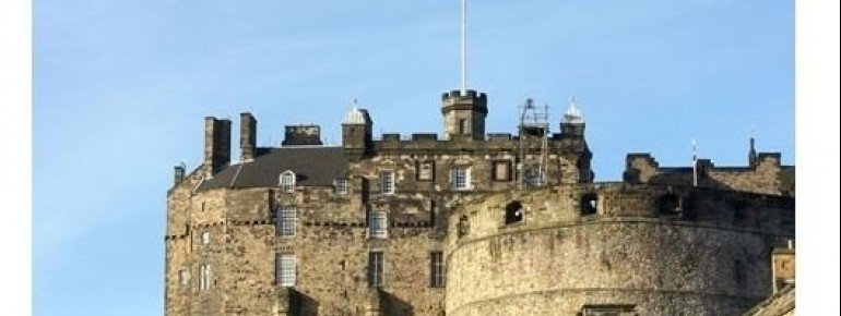 A view from the side shows that the rock was just made for Edinburgh Castle