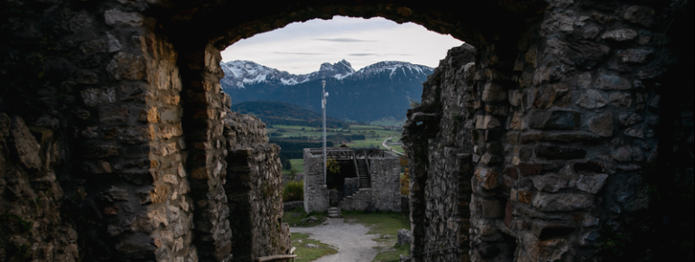 The Eisenberg castle ruins are perched at an altitude of 1,055 meters and, together with Hohenfreyberg, form an impressive group of castles.