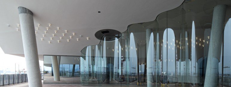 The architectural choice of the element glass is also visible in the architecture of the Plaza.