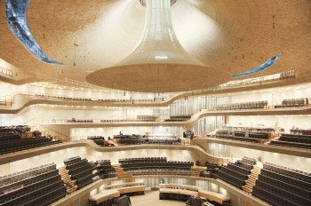 The wall cladding on the inside of the Grand Hall consists of gypsum fiberboards, which together with a reflector in the middle of the vault reverberate the sound throughout the concert hall.