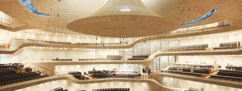 The wall cladding on the inside of the Grand Hall consists of gypsum fiberboards, which together with a reflector in the middle of the vault reverberate the sound throughout the concert hall.