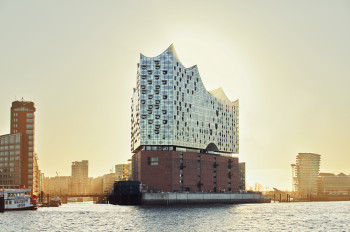 With its marvelous glass facade and organic, wave-like roof construction, the Elbphilharmonie is an architectural masterpiece.