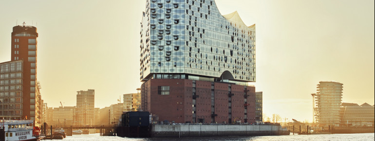 With its marvelous glass facade and organic, wave-like roof construction, the Elbphilharmonie is an architectural masterpiece.