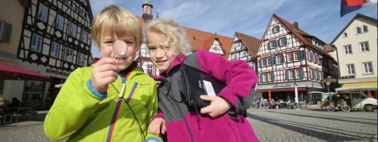 Equipped with a tablet and discovery bag, the children set off on an interactive discovery tour through Bad Urach.