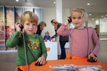 Children playfully discover exciting topics at an interactive station at the Entdeckerwelt Bad Urach.
