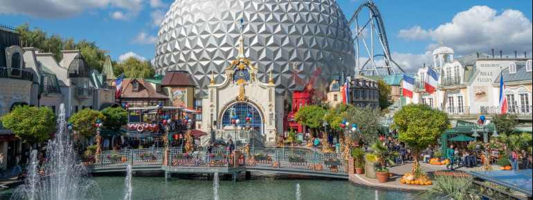 The large silver sphere in Europa-Park's French themed area cannot be missed. The dark roller coaster CanCan-Coaster is located there.
