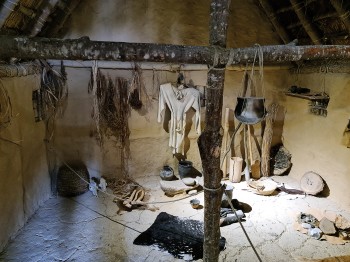 The walk-in huts offer an authentic insight into the everyday life of early cultures - with original objects.