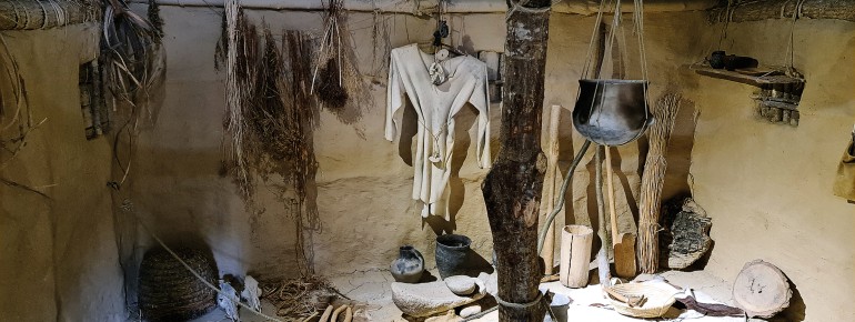 The walk-in huts offer an authentic insight into the everyday life of early cultures - with original objects.