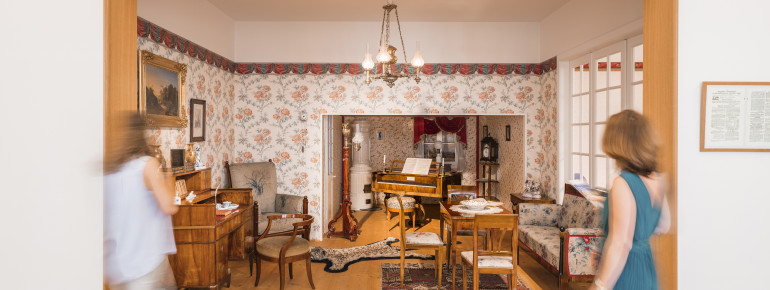 This Biedermeier bunk reflects the leitmotifs of the period such as house music through piano in the room.