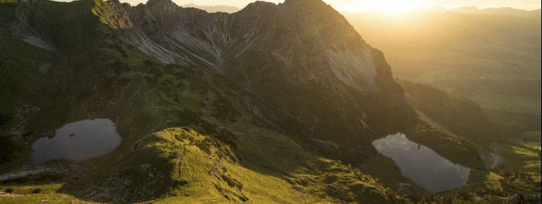 The upper (left) and lower Gaisalp Lake (right) are nestled in the mountain landscape below the Rubihorn.
