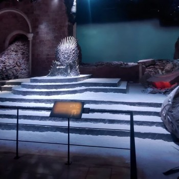 After the tour you can sit on the Iron Throne yourself.Wiederholen