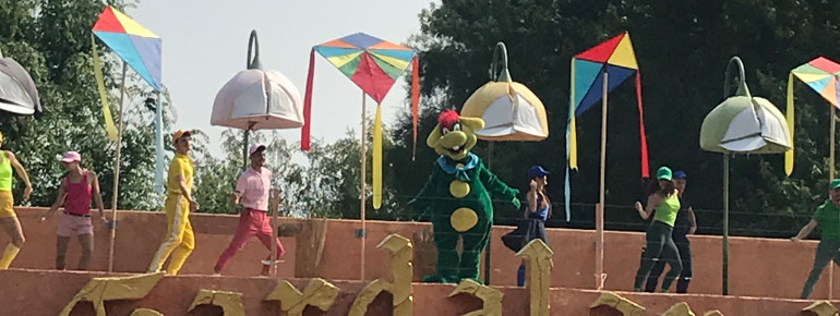 Mascot Prezzemolo and his entourage greet park visitors in the morning before the entrance.