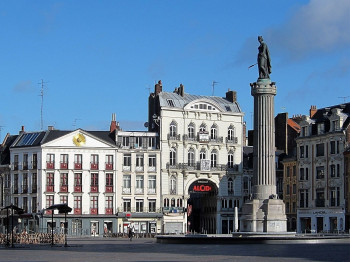 Colonne de la Déesse in the center of the square