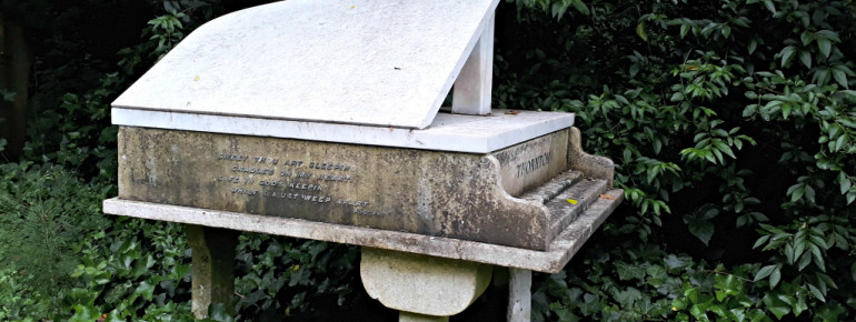 At Highgate Cemetery you will also find graves of famous artists such as the pianist Harry Thornton.