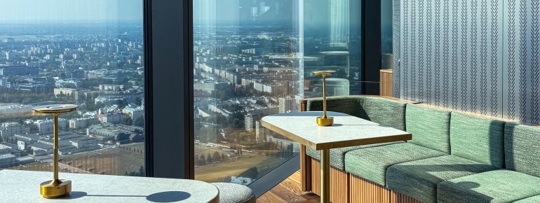 The HighGarden Lounge offers a breathtaking panoramic view over Warsaw’s rooftops through its floor-to-ceiling windows.