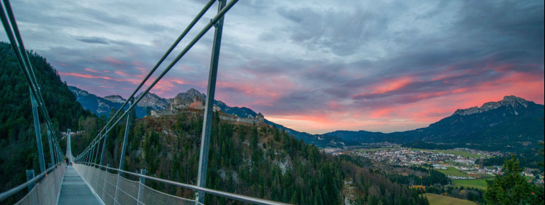 As the bridge stays open until 10 PM, you can enjoy the sunset right from the bridge.