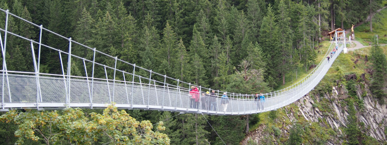 The impressive Holzgau suspension bridge stretches over 200 meters and ranks among the longest of its kind.