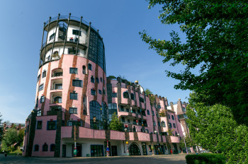 In the Hundertwasser House you can immerse yourself in the colourful world of Friedensreich Hundertwasser.