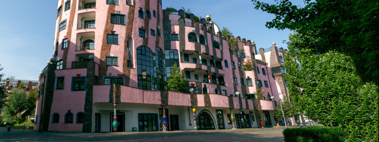 In the Hundertwasser House you can immerse yourself in the colourful world of Friedensreich Hundertwasser.