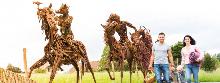 Another eye-catcher at IKUNA are the numerous wooden sculptures.