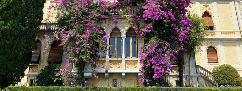 The flowering of the garden in combination with the Venetian villa is absolutely gorgeous