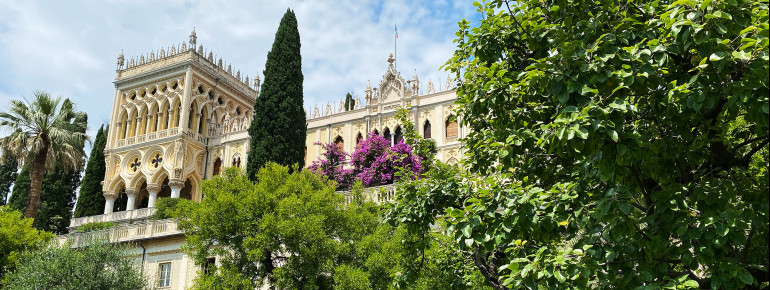 Due to the fact that the Garda Island is enclosed by the lake, a special microclimate prevails here.