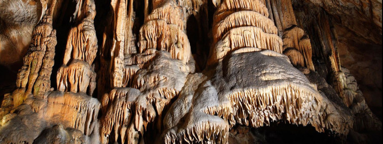 Fascinating sinter formations can be found inside the cave.