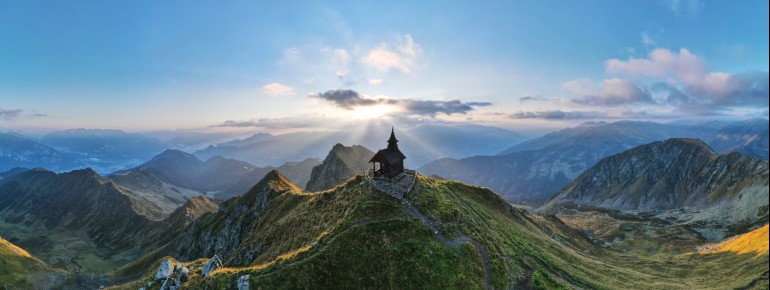 ChatGPT:The Kellerjoch Chapel rises proudly above the Inn Valley, overlooking the surrounding Alps.