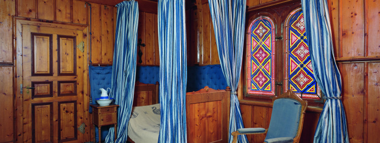 The living rooms on the first floor of the royal house are designed in the style of the “Swiss House”.