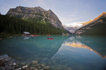 Try out canoeing on Lake Louise - It&#39;s marvellous!