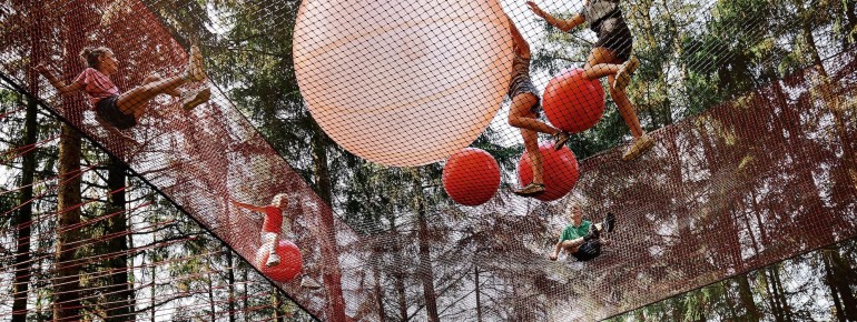 At WOW PARK, families can experience an adventure close to nature with suspension bridges and play caves in the forest.