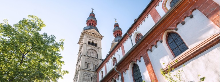 Romanesque decorative elements such as lesenes adorn the simple appearance of the façade.