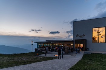 LUMEN is only accessible by cable car: the Kronplatz 2000 gondola from Reischach near Bruneck carries visitors to the summit.