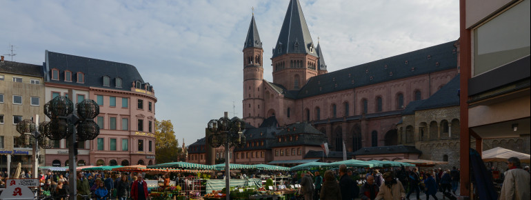 The cathedral stands directly on Mainz's market square.